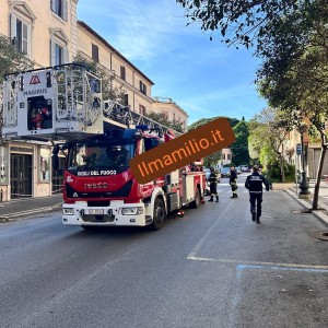 Genzano | Crollano pezzi di cornicione: intervento della Polizia Locale e Vigili del Fuoco su Corso Gramsci