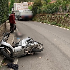 Rocca di Papa | Scontro camion - scooter: grave un giovane