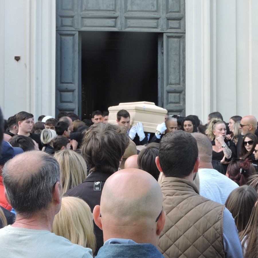 VIDEO/FOTO - Ariccia | Una folla commossa al funerale di Fabrizio Procaccini: 