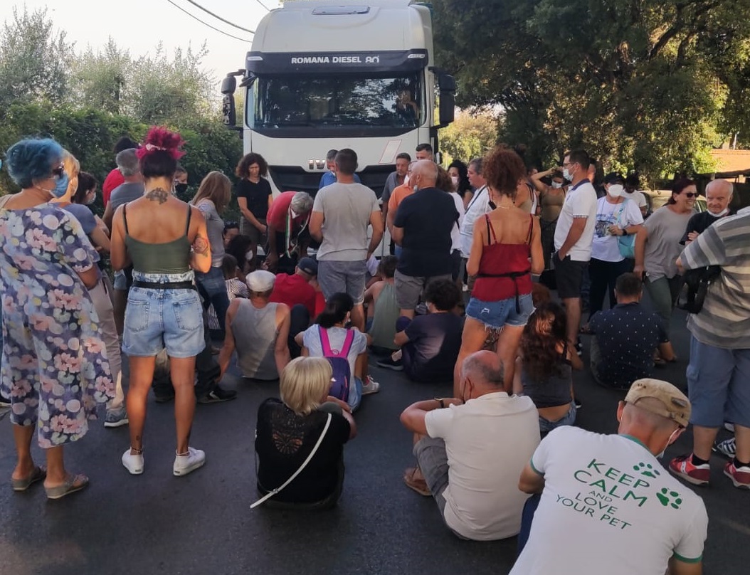 Albano Laziale | Discarica: ancora proteste e blocchi contro i tir di  rifiuti in arrivo da Roma