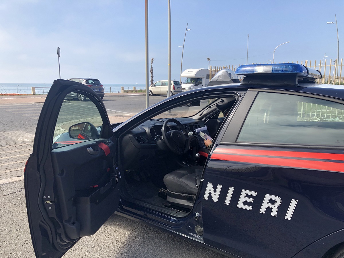 Controlli Carabinieri, auto forza posto di blocco: arrestate due persone e  una denunciata
