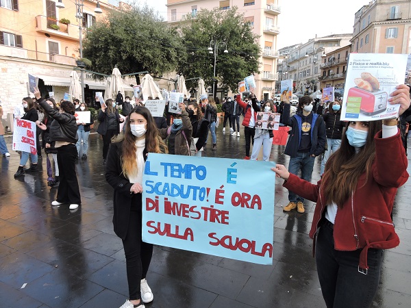 FOTO/VIDEO - Castelli Romani, studenti dei licei in piazza per difendere  istruzione, sicurezza e futuro