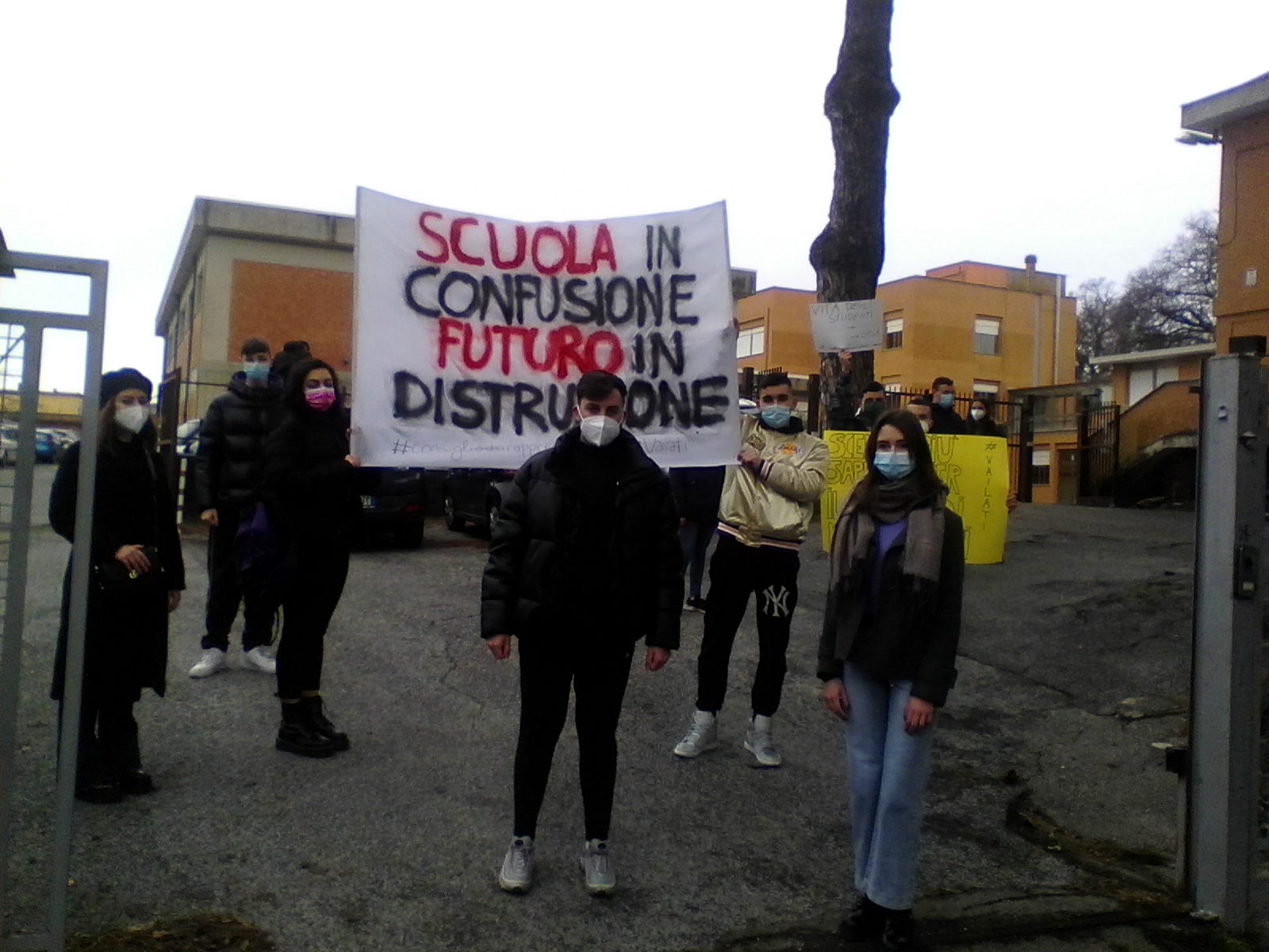 Protesta nei licei dei Castelli Romani: sit-in e sciopero degli studenti.  "Il nostro futuro è in distruzione"