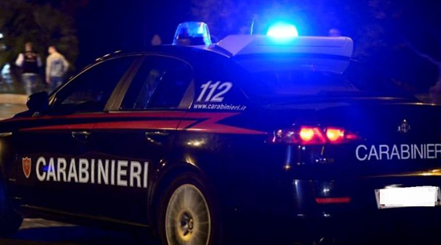 Carabinieri e Polizia Locale chiudono locale: in 400 ballavano senza  mascherina