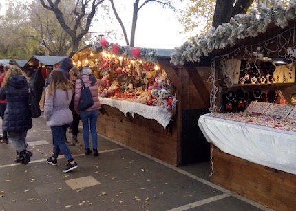 A Frascati torna "Magico Natale", casette di legno sulla Passeggiata - LE  FOTO