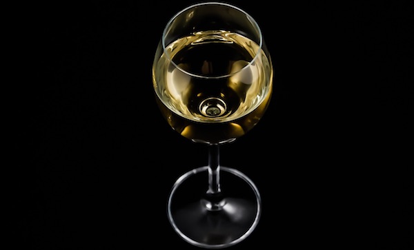vino bianco calice ilmamilio