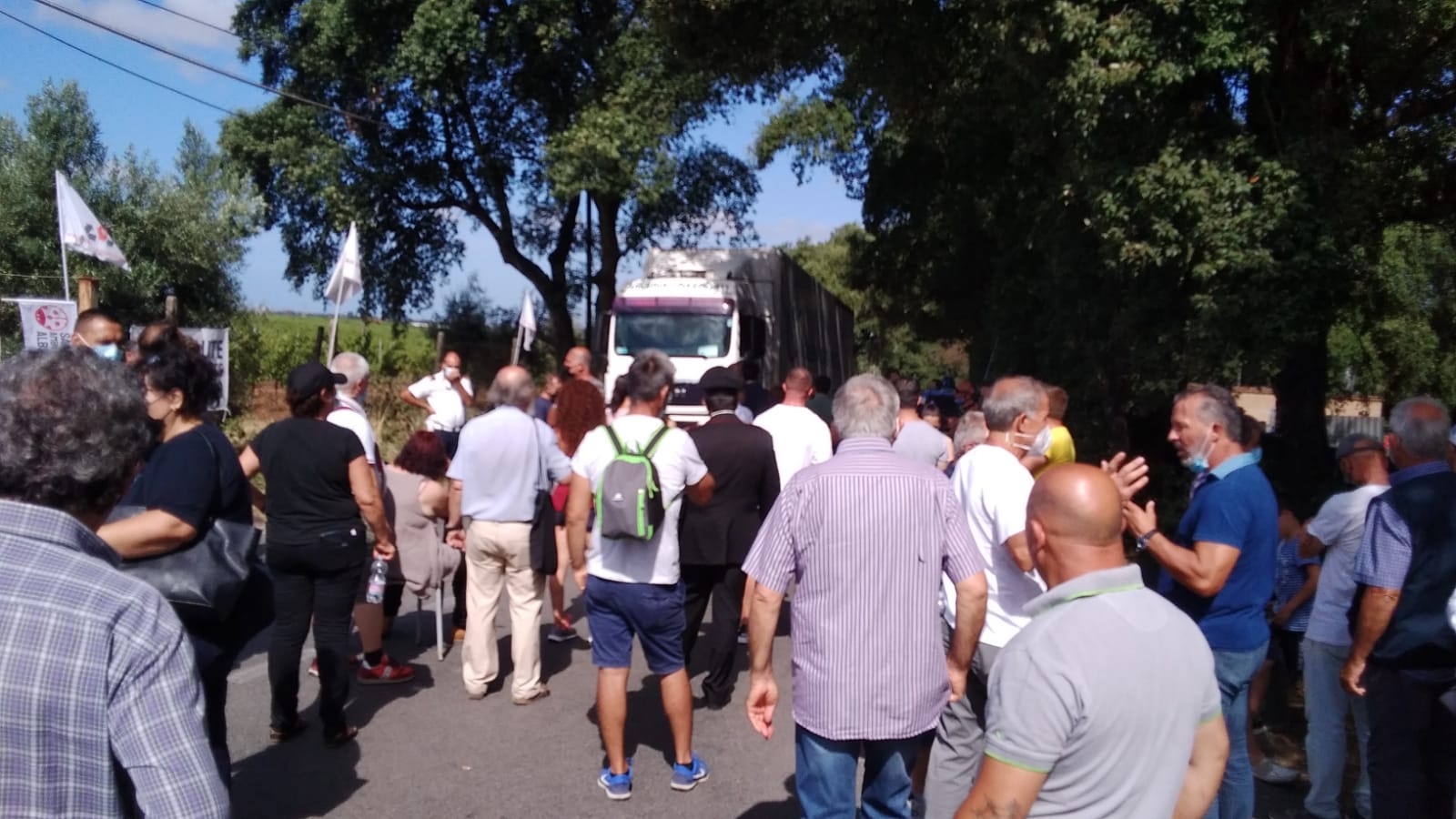 FOTO / VIDEO - Albano Laziale | Tensione davanti alla discarica di  Roncigliano: manifestanti occupano strada. Entrano i primi camion di Fos  tra le proteste