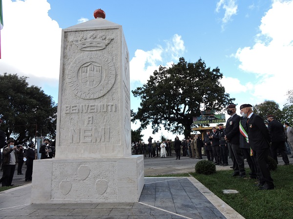 FOTO/VIDEO - Nemi, partecipazione all'inaugurazione del Monumento curato  dai paracadutisti Colline Romane e dedicato a Nemi, ai Parà e ai caduti  delle guerre