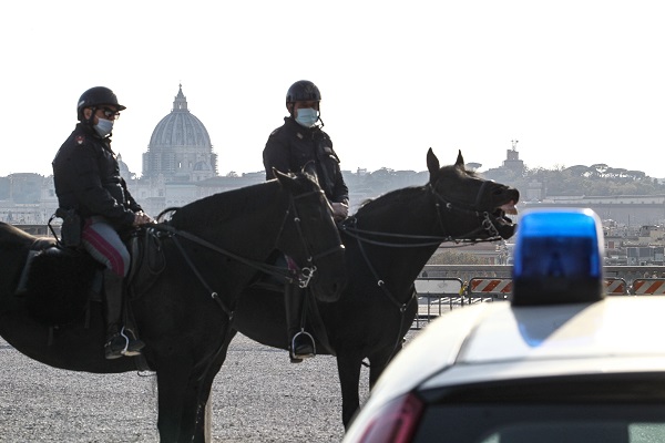 FOTO - Roma | Intensificati controlli forze dell'ordine nel fine settimana  in zona rossa