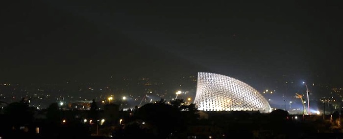 La suggestione della Vela di Calatrava illuminata nella notte. Ma è solo il  set di un film - FOTO