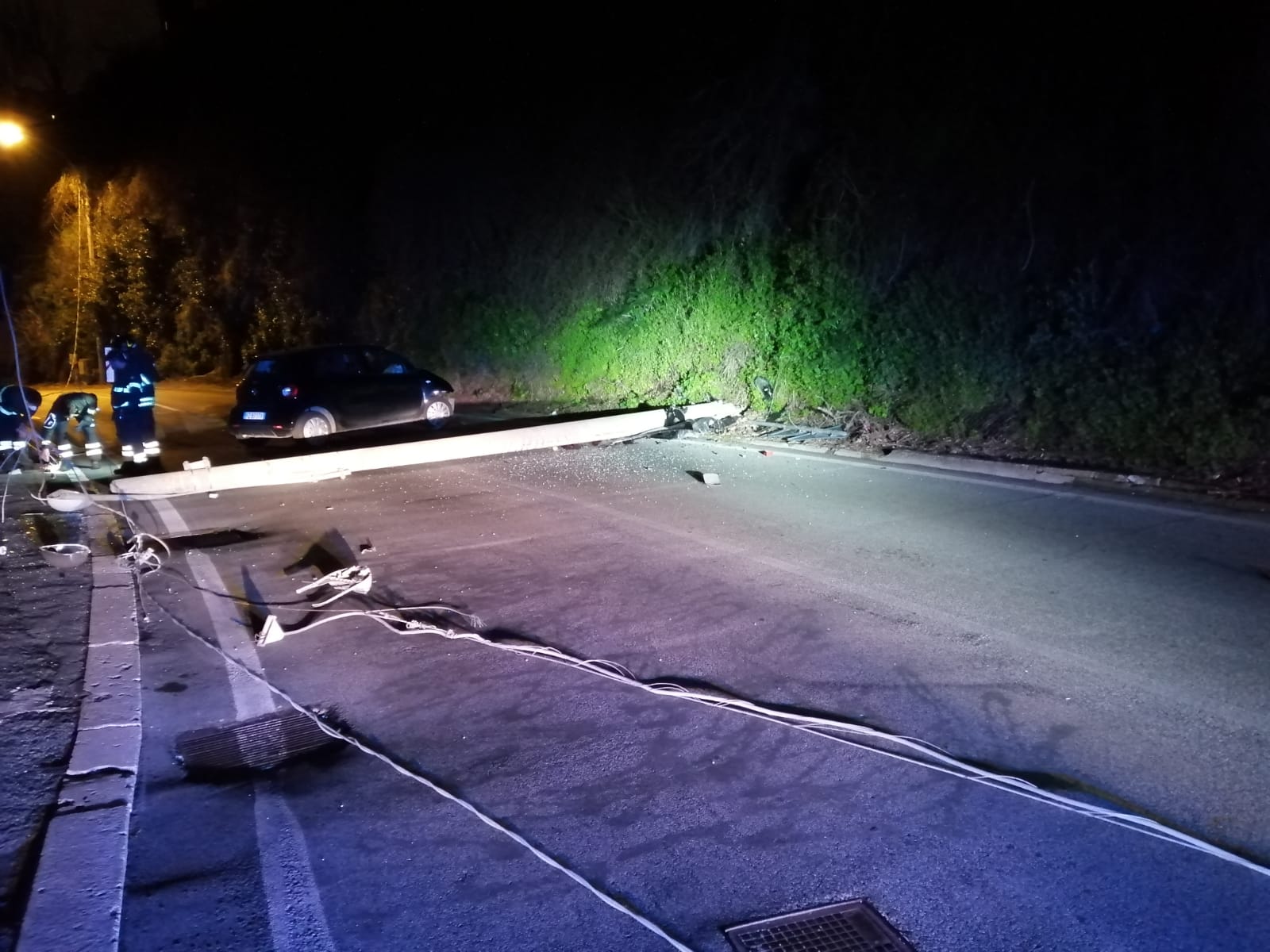 Castel Gandolfo | Finisce con l'auto contro un palo dell'Enel che cade  sulla carreggiata. Disagi in zona