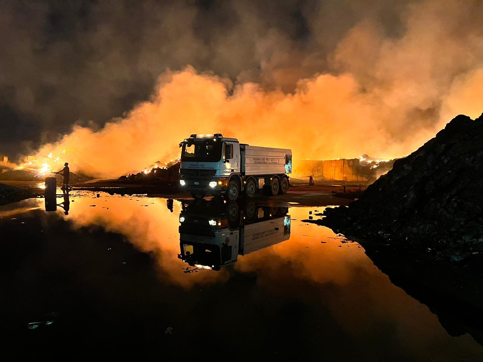 FOTO/VIDEO - Ciampino, incendio Via Ferrari: operazioni di spegnimento  proseguono. Aria acre e irrespirabile