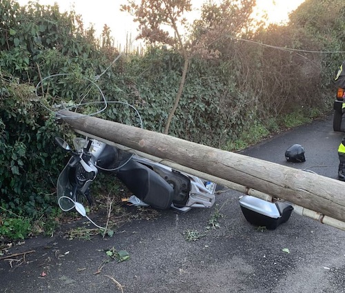 Frascati | Palo cade sulla strada e centra uno scooter: 53enne in gravi  condizioni