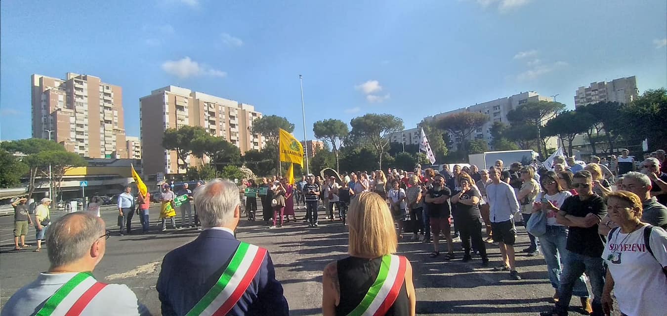 Roma, in tanti contro l'inceneritore sotto la sede del nono Municipio in  via Silone