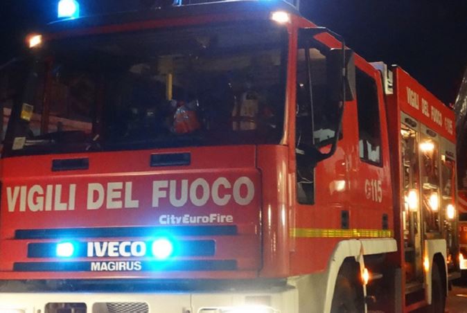 Rogo di dieci auto nella notte: indagini in corso