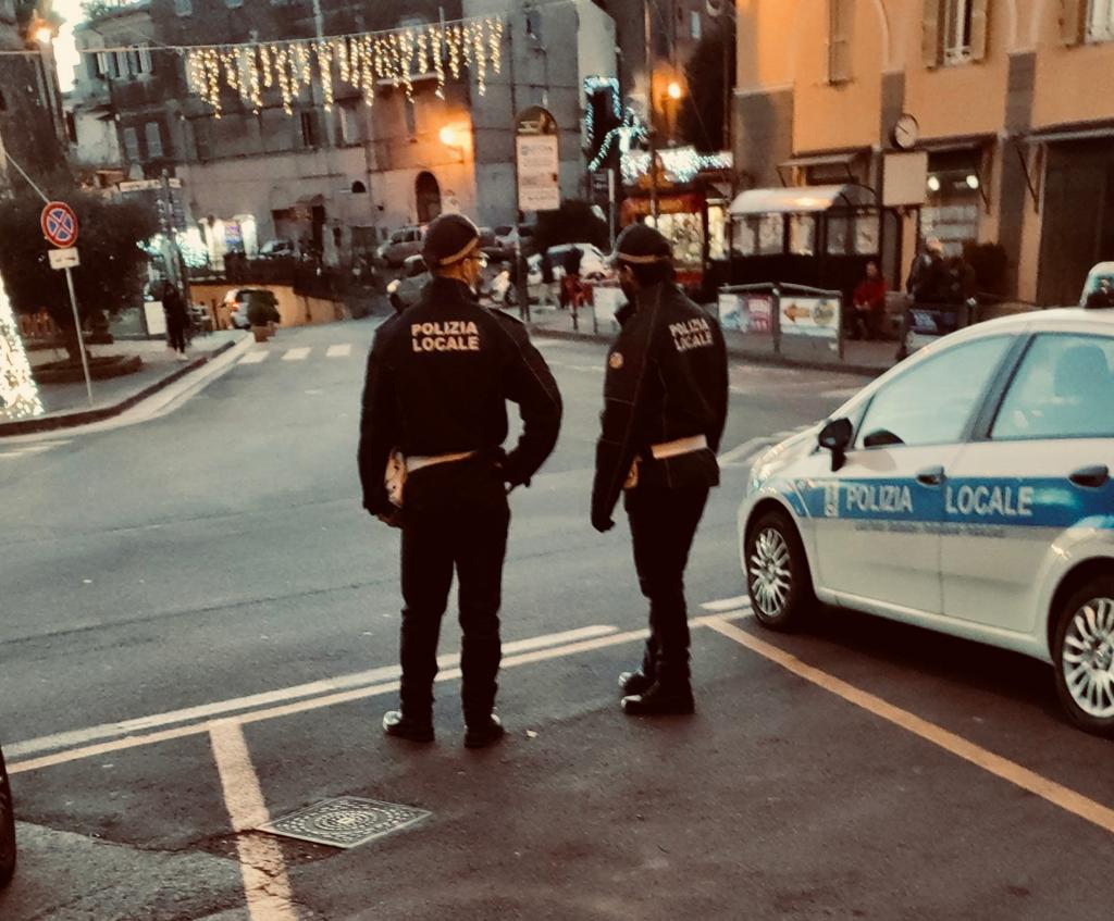 Marino | Agenti di Polizia Locale soccorrono a salvano donna colta da malore