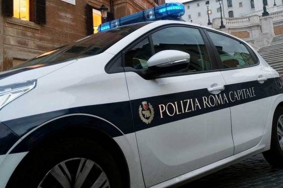 Ragazza rischia di cadere dal 5° piano: salvata dagli agenti della Polizia  Roma Capitale