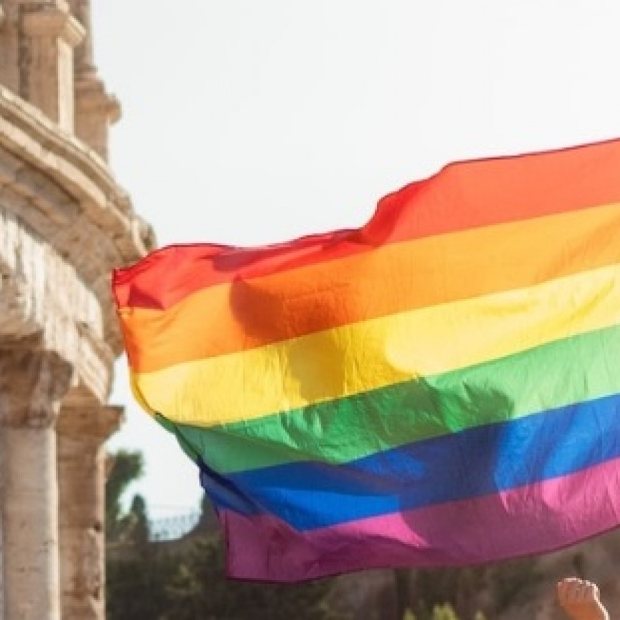 La Regione Lazio fa dietrofront e revoca il patrocinio al Roma Pride. È polemica
