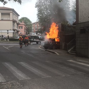 Genzano | Auto prende fuoco in Via Lordi: intervento di Protezione Civile, Polizia Locale e Carabinieri