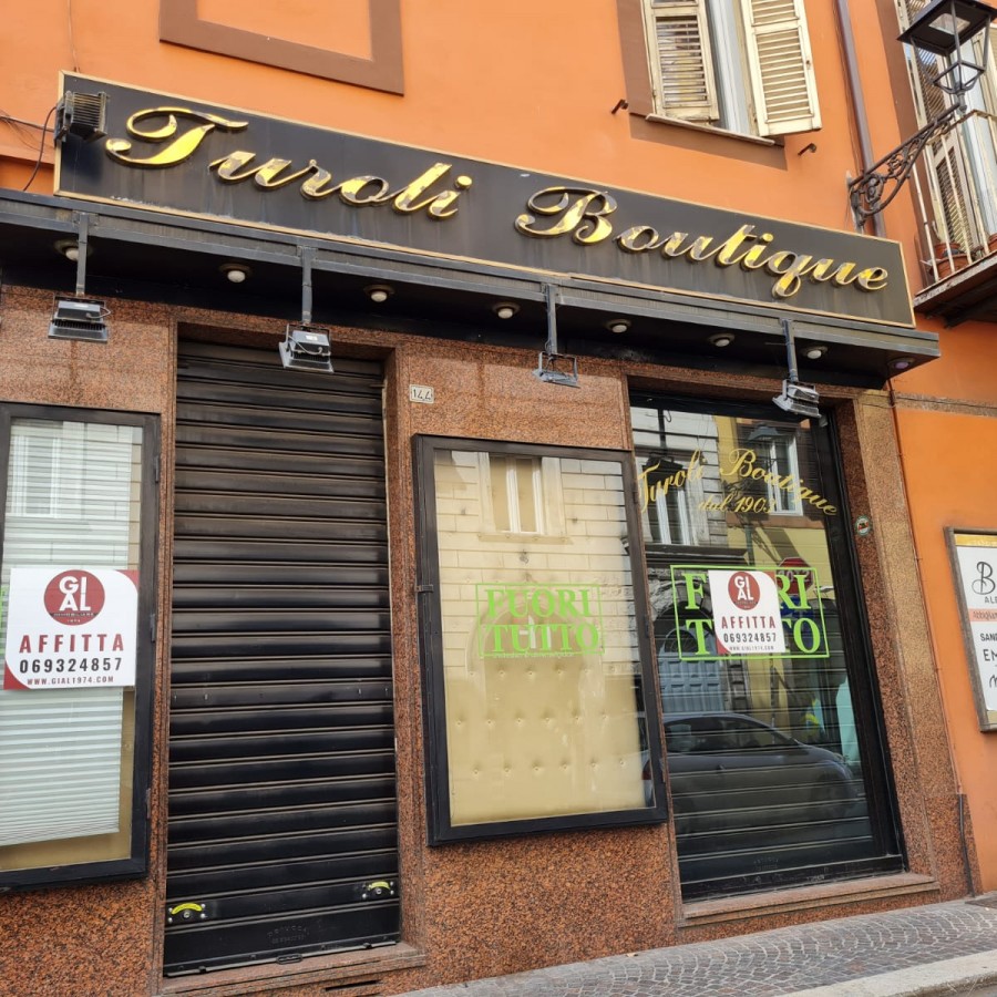 Abbassa la saracinesca la storica “Turoli Boutique” ad Albano Laziale