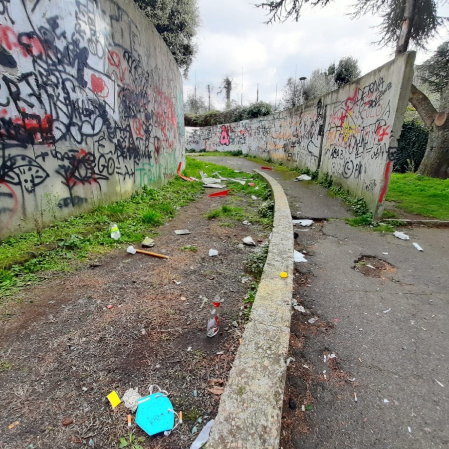 VIDEO - Genzano | Scritte, spaccio e atti di vandalismo nell'area dell'Anfiteatro comunale: segnalazione di una residente