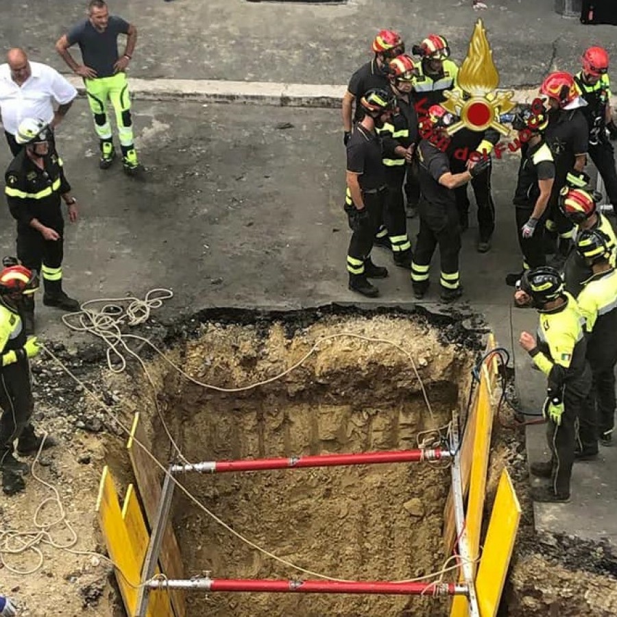 Scavano un tunnel e un uomo rimane incastrato sotto terra: indagini in corso