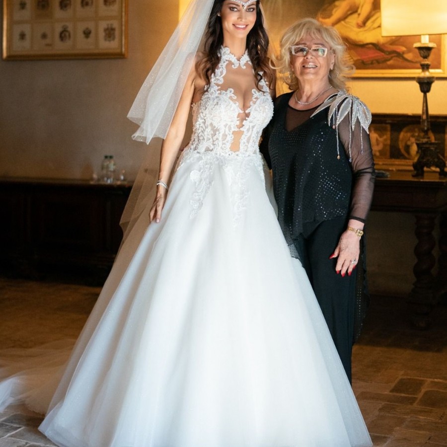 Manuela Arcuri incanta al suo matrimonio con gli abiti della stilista Maria Celli dall’atelier Celli con sedi ad Albano e Ciampino