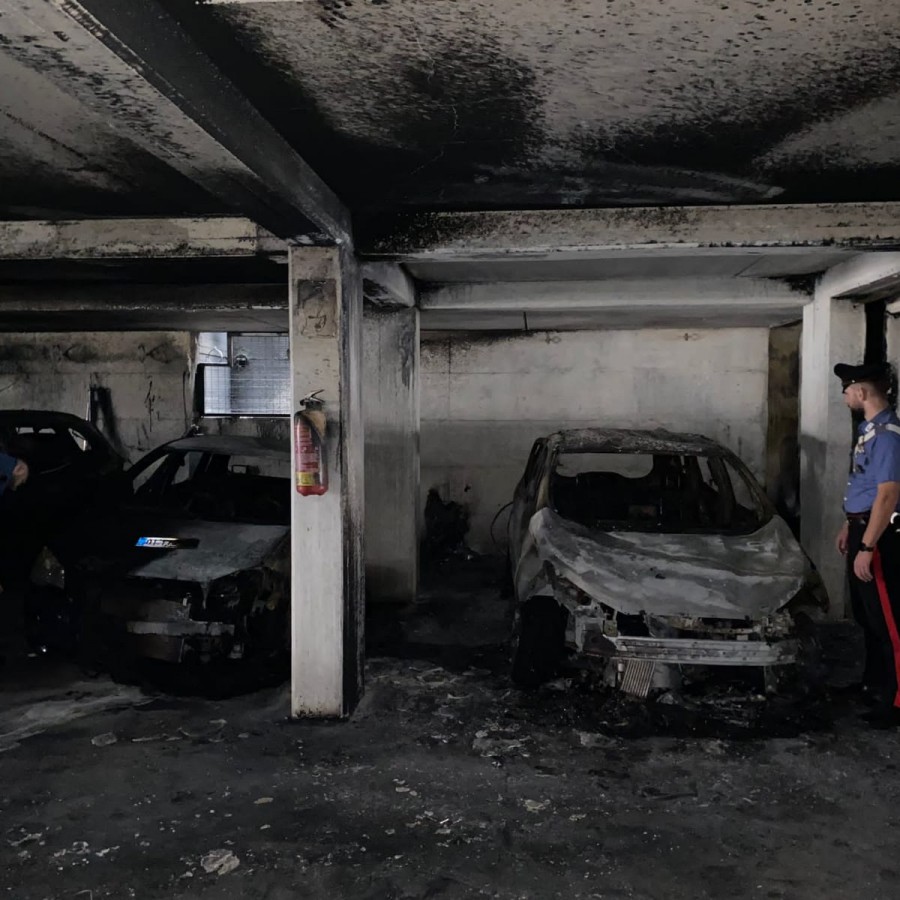 Marino | Auto in fiamme, il fuoco raggiunge le abitazioni: 32 famiglie evacuate