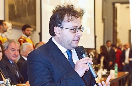 Mauro Alboresi, segretario del PCI, consegna la tessera del Partito allo  scrittore Marco Onofrio