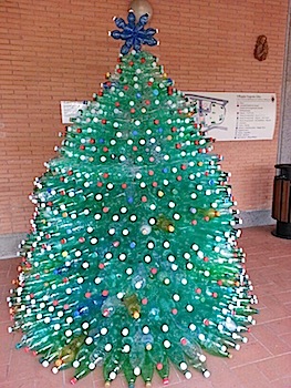 Albero Di Natale Realizzato Con Bottiglie Di Plastica Buon