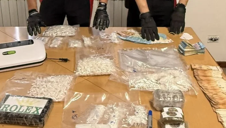 droga e contanti sequestrati - carabinieri - ilmamilio